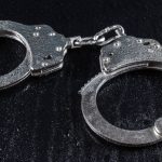 Mulher é presa ao tentar entrar com drogas escondidas em chinelo em presídio de MG: como o caso expõe falhas e desafios na segurança prisional