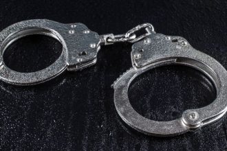 Mulher é presa ao tentar entrar com drogas escondidas em chinelo em presídio de MG: como o caso expõe falhas e desafios na segurança prisional