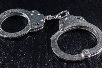 Mulher é presa ao tentar entrar com drogas escondidas em chinelo em presídio de MG: como o caso expõe falhas e desafios na segurança prisional