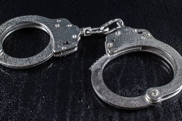 Mulher é presa ao tentar entrar com drogas escondidas em chinelo em presídio de MG: como o caso expõe falhas e desafios na segurança prisional