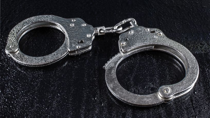 Mulher é presa ao tentar entrar com drogas escondidas em chinelo em presídio de MG: como o caso expõe falhas e desafios na segurança prisional