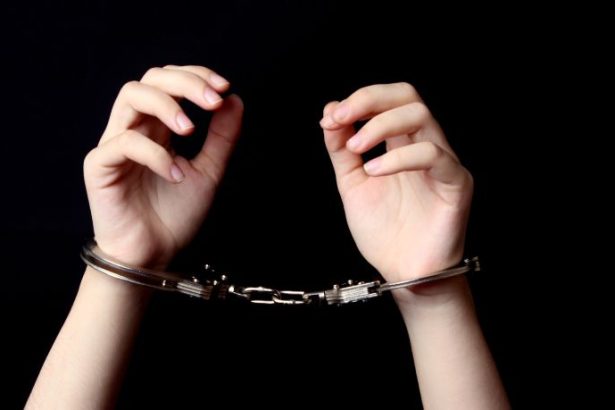 Influencer presa por abuso infantil expõe avanço silencioso da violência digital contra crianças