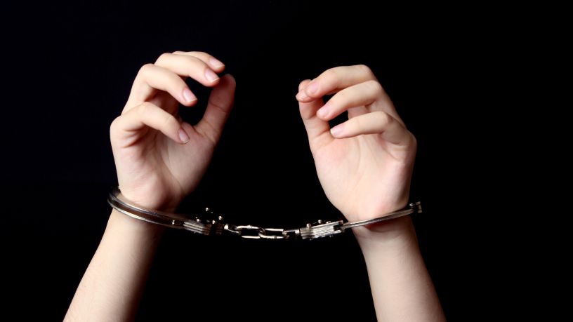 Influencer presa por abuso infantil expõe avanço silencioso da violência digital contra crianças
