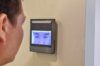 Tecnologia de reconhecimento facial amplia ações policiais no Brasil: quais são os benefícios, os limites e os desafios para a segurança pública?