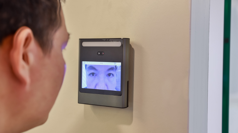 Tecnologia de reconhecimento facial amplia ações policiais no Brasil: quais são os benefícios, os limites e os desafios para a segurança pública?